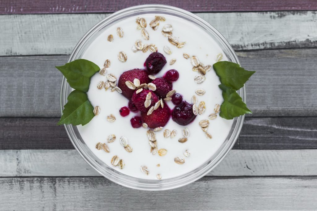 Yogurt with berries oatmeal