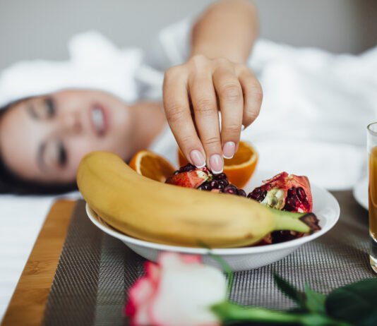 The Best Foods and Drinks to Have Before Bedtime