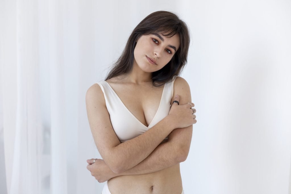 Medium shot smiley woman posing